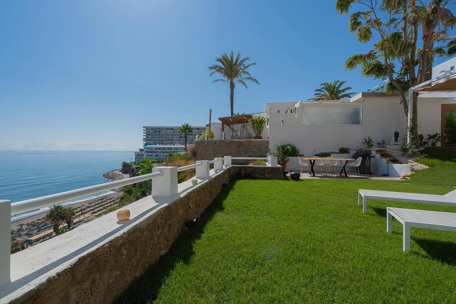 Seaside Tranquility And Urban Luxury - Stylish Duplex In Torremolinos W Jacuzziアパートメント 0*,  スペイン