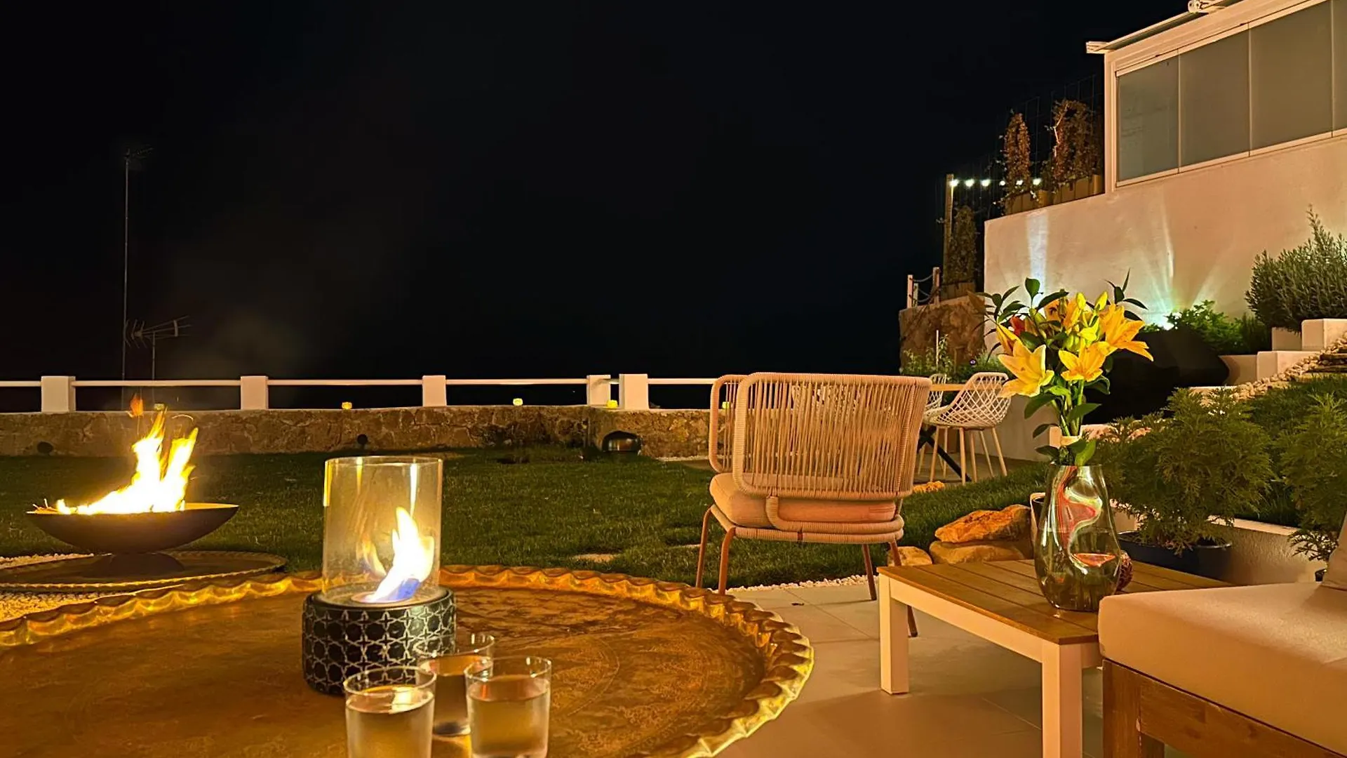 Seaside Tranquility And Urban Luxury - Stylish Duplex In Torremolinos W Jacuzziアパートメント 0*,  スペイン