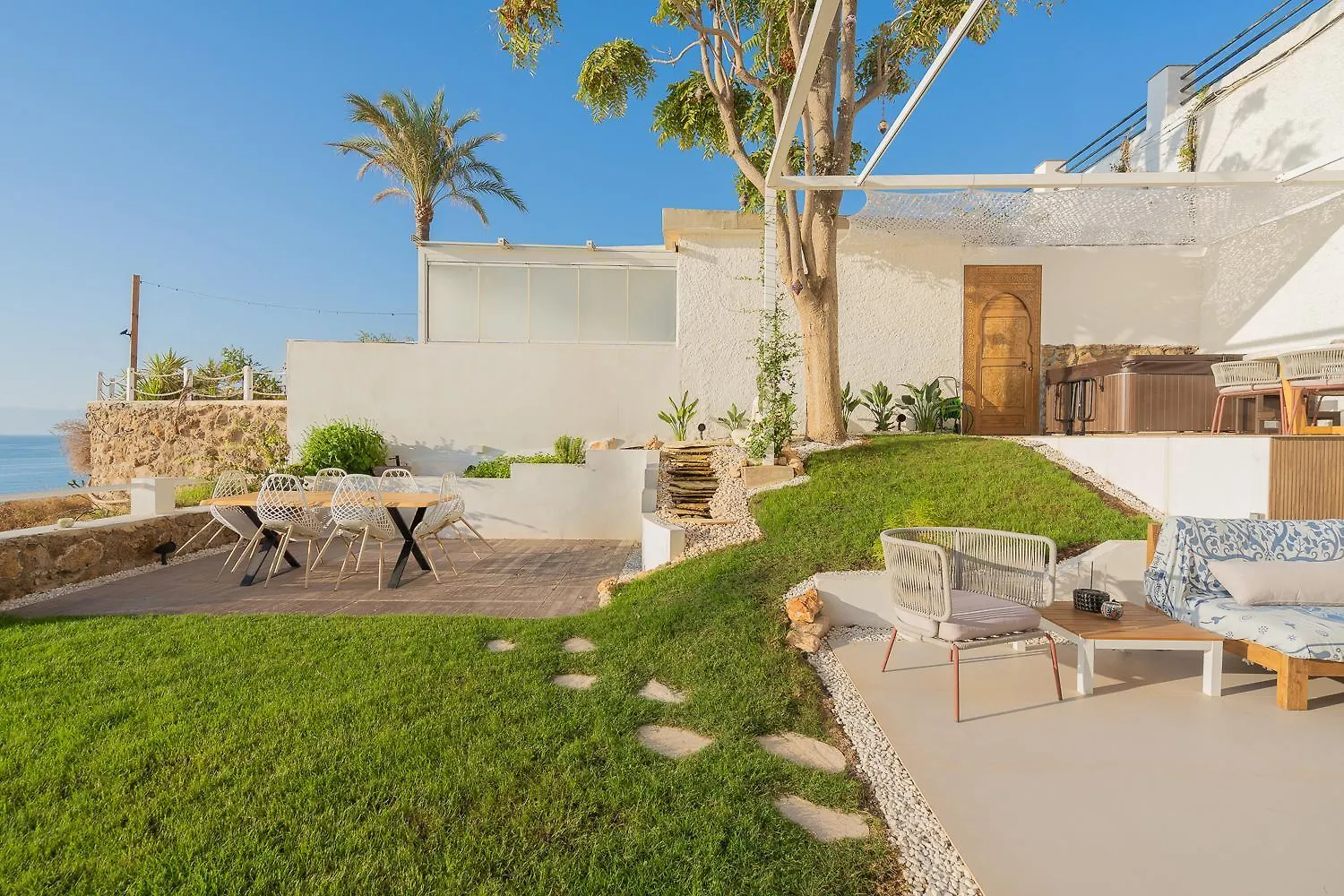 Seaside Tranquility And Urban Luxury - Stylish Duplex In Torremolinos W Jacuzziアパートメント アパート