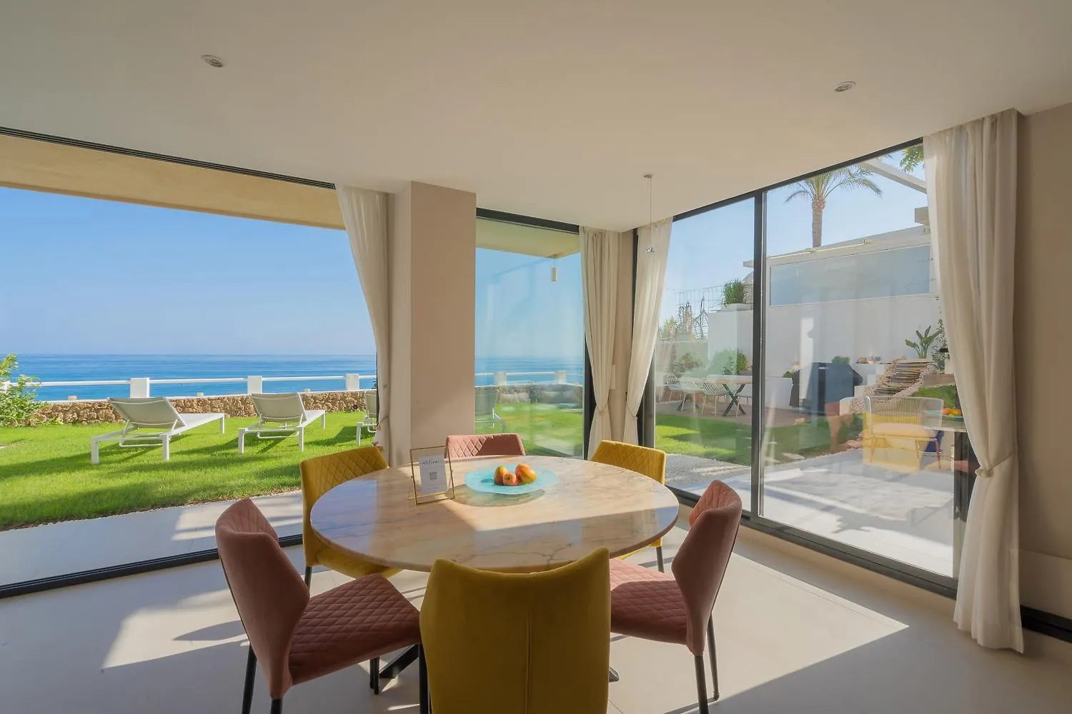 Seaside Tranquility And Urban Luxury - Stylish Duplex In Torremolinos W Jacuzziアパートメント