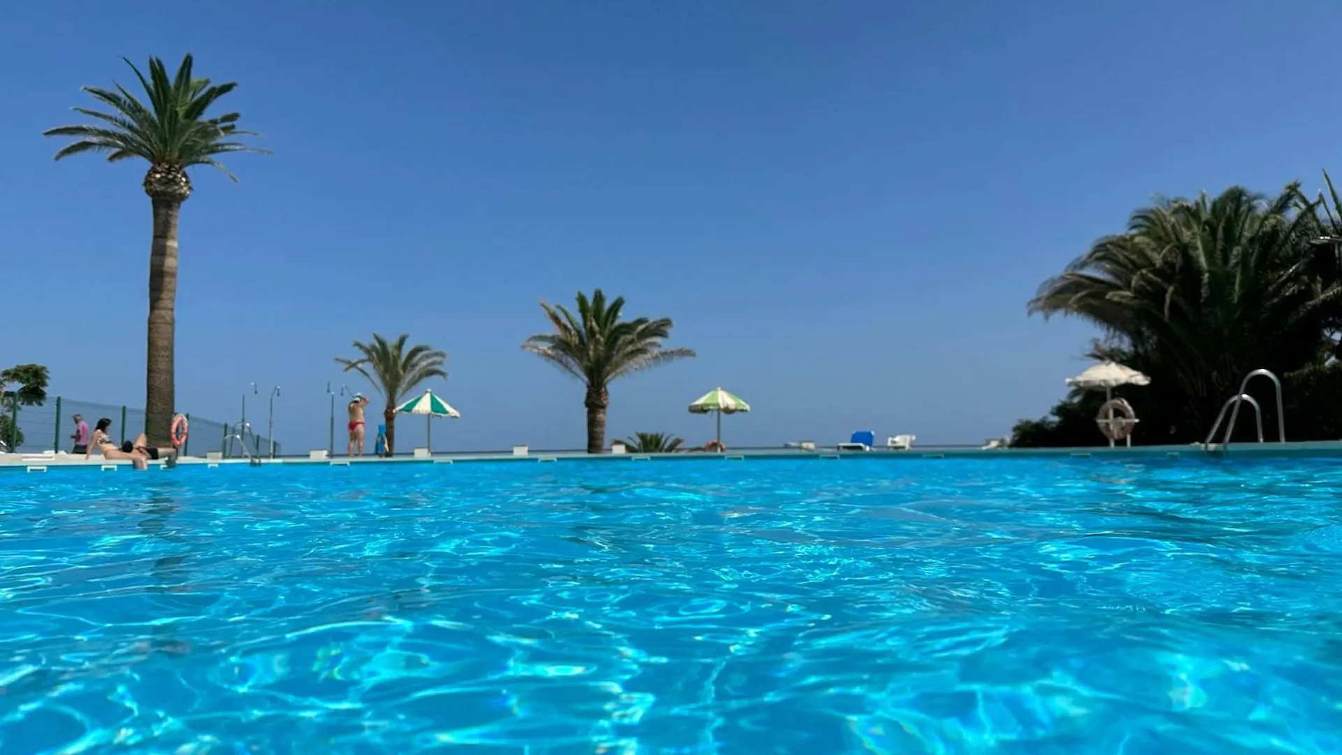 Seaside Tranquility And Urban Luxury - Stylish Duplex In Torremolinos W Jacuzziアパートメント アパート