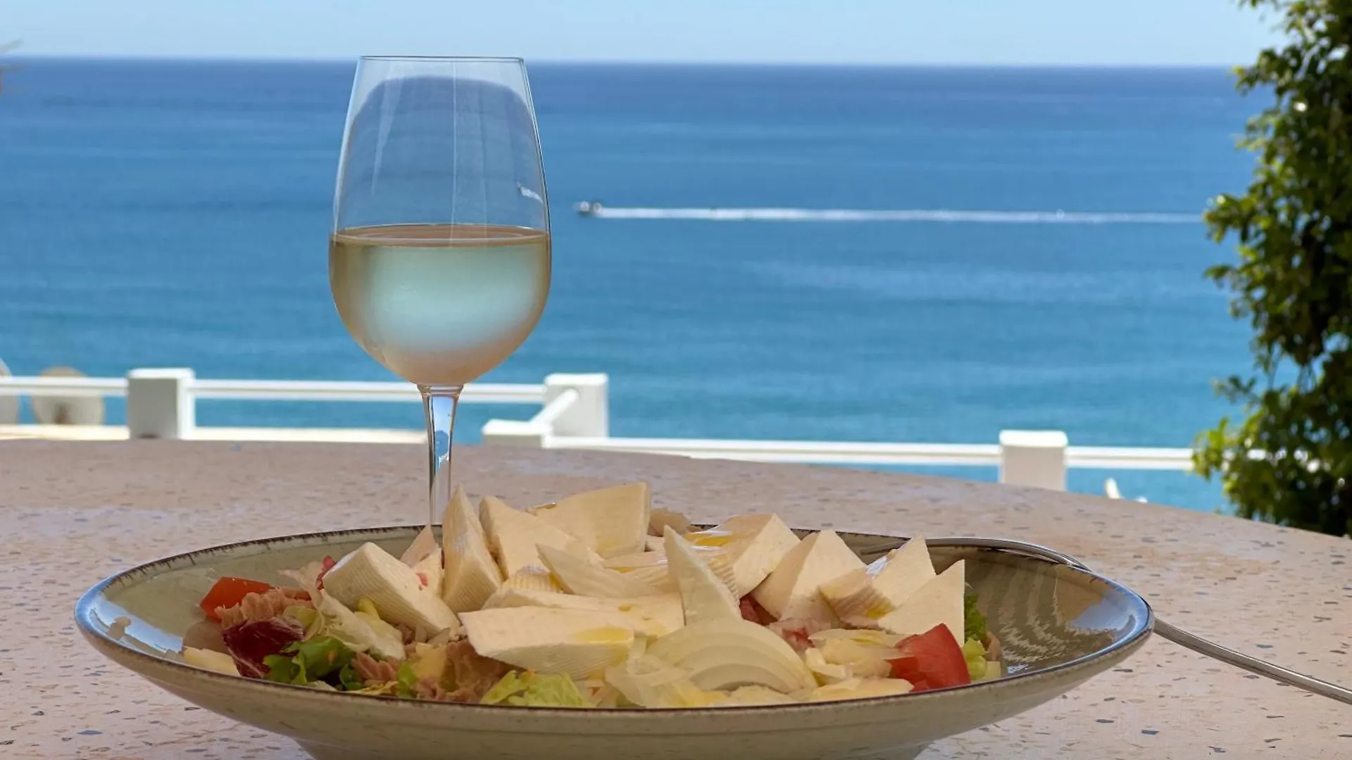 Seaside Tranquility And Urban Luxury - Stylish Duplex In Torremolinos W Jacuzziアパートメント 0*,  スペイン