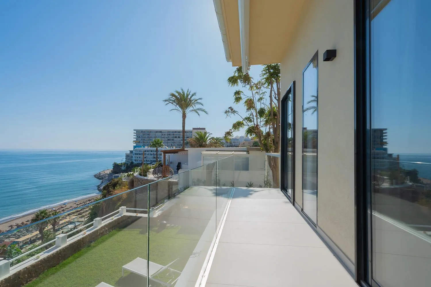 Seaside Tranquility And Urban Luxury - Stylish Duplex In Torremolinos W Jacuzzi Apartment