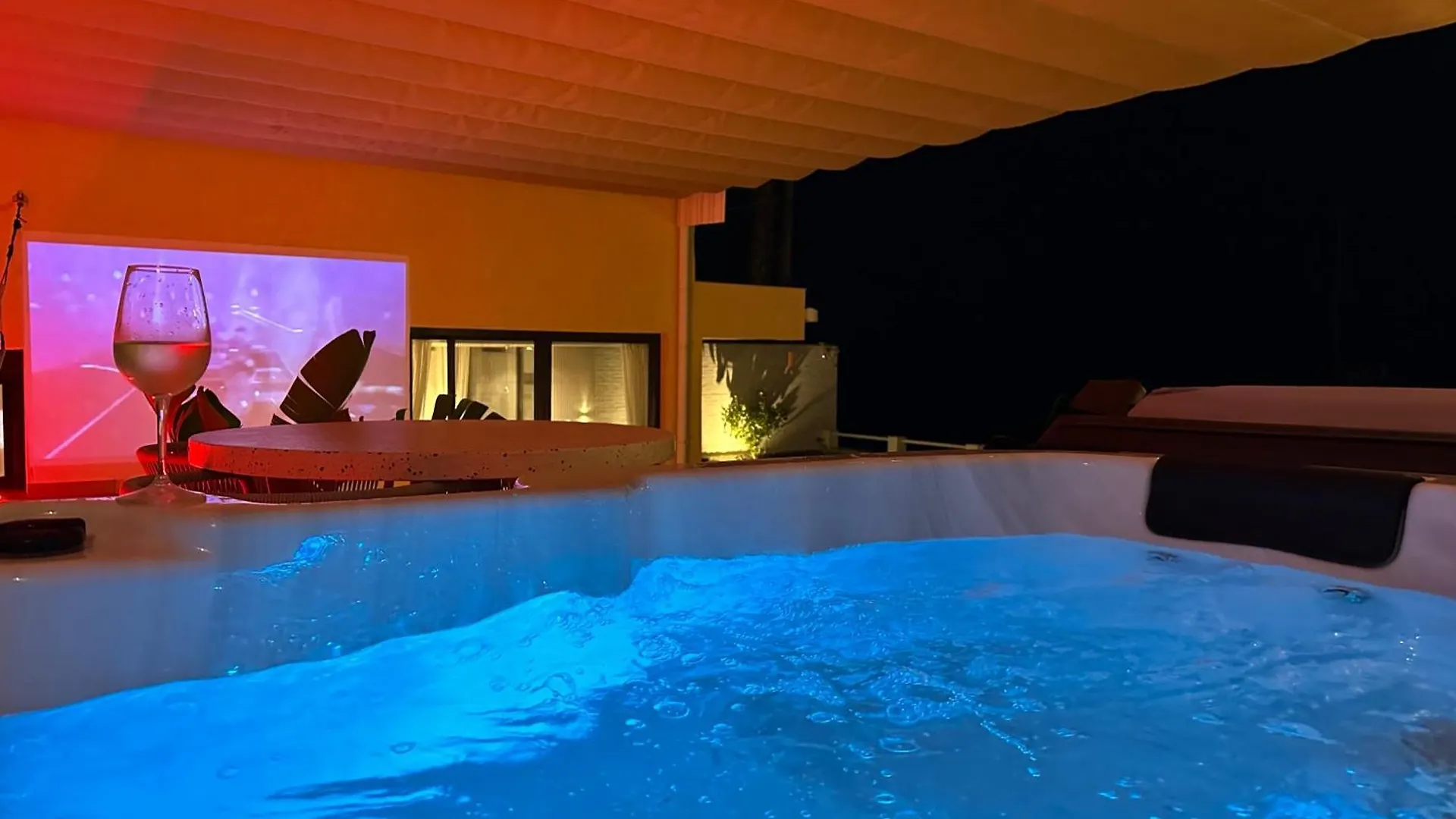 Seaside Tranquility And Urban Luxury - Stylish Duplex In Torremolinos W Jacuzzi Apartment